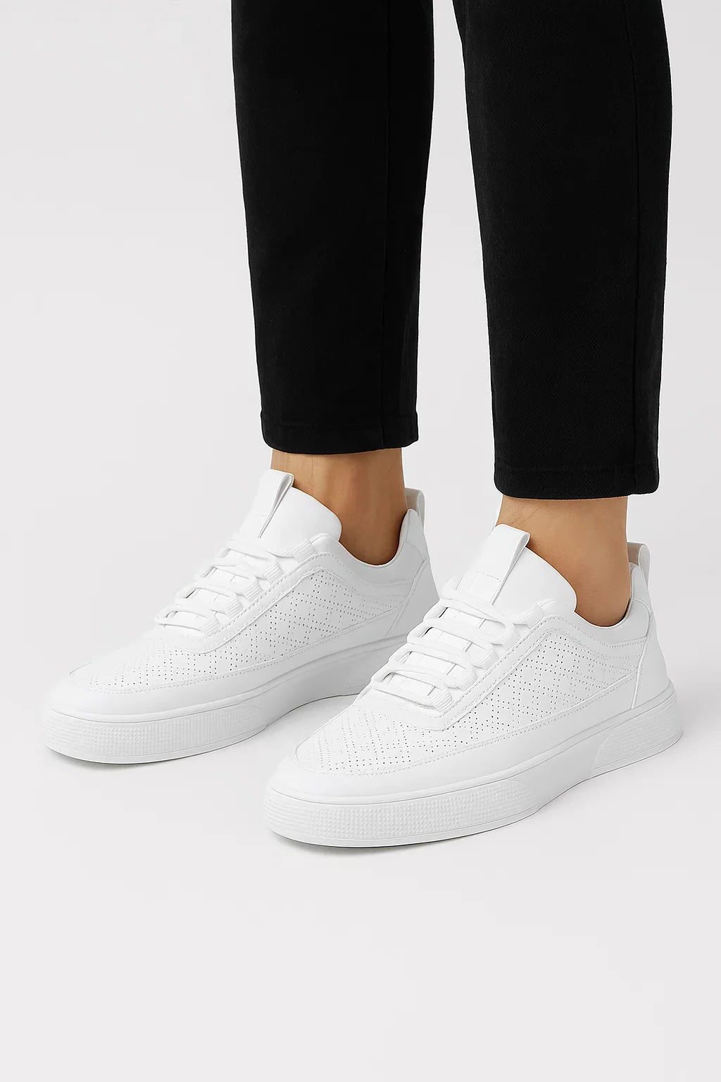 Men's white trainers in white, perforated lace up low top